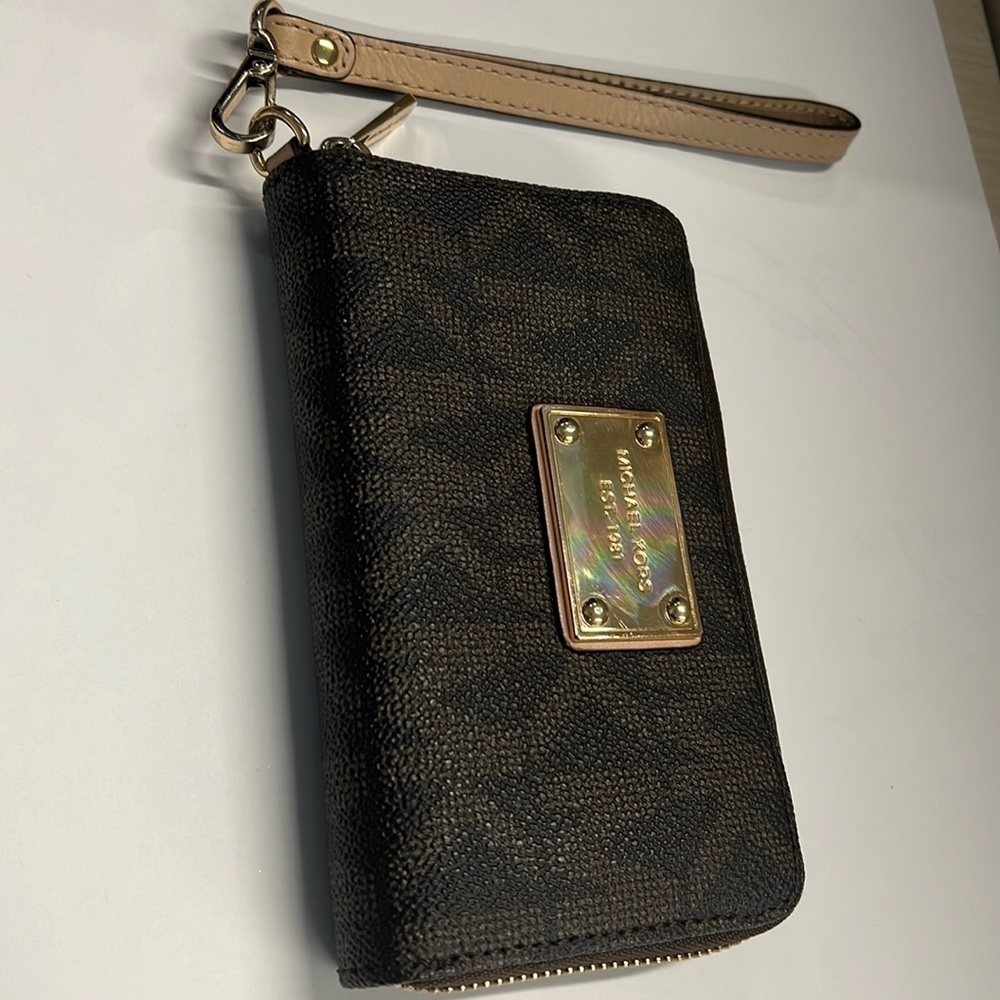 Michael Kors Jet Set Item Zip Around Wristlet Wallet Bifold MK Signature Logo